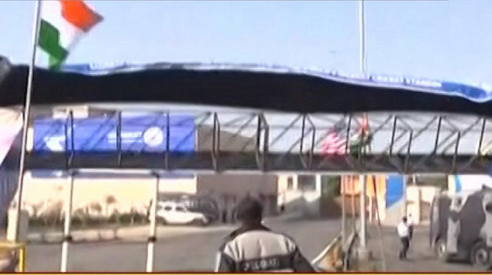 अहमदाबाद: मोटेरा स्टेडियम के पास हवा के झोंके से गिरा गेट, इसी गेट से होनी है मोदी-ट्रंप की एंट्री 1 अहमदाबाद: मोटेरा स्टेडियम के पास हवा के झोंके से गिरा गेट, इसी गेट से होनी है मोदी-ट्रंप की एंट्री 1 Hello Uttarakhand News »