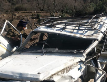 हल्द्वानी: यात्रियों से भरी गाड़ी हुई दुर्घटनाग्रस्त 2 Hello Uttarakhand News »