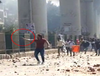 CAA को लेकर दिल्ली में प्रदर्शनकारियों ने फूंके कई वाहन, एक पुलिस कॉन्सटेबल की मौत 4 Hello Uttarakhand News »