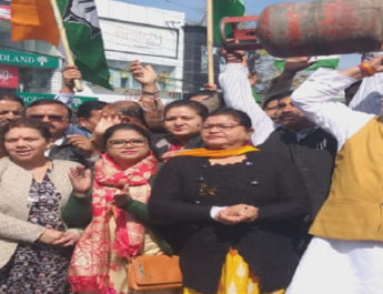 महंगाई और गैस सिलिंडर के दामों में हुई वृद्धि के विरोध में कांग्रेसियों ने बोला हल्ला 4 Hello Uttarakhand News »