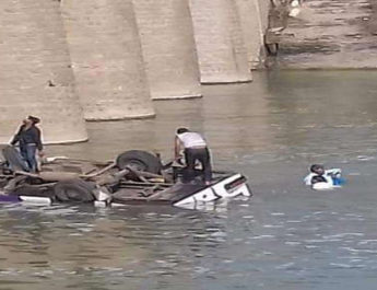 शादी समारोह में शामिल होने जा रही बस नदी में गिरी, 24 बारातियों की दर्दनाक मौत 2 Hello Uttarakhand News »