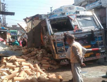 विडियो वायरल: तेज रफ्तार ट्रक ने कार को मारी टक्कर 4 Hello Uttarakhand News »