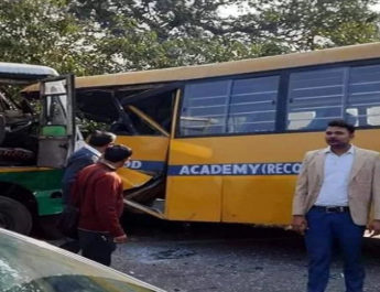 स्कूल बस और यात्री बस की आपस में हुई जबरदस्त भिड़ंत, कई लोग घायल 2 Hello Uttarakhand News »
