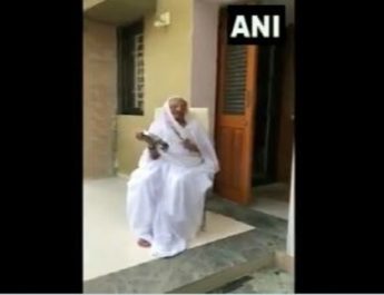 देखें: प्रधानमंत्री नरेंद्र मोदी की मां आवश्यक सेवाएं प्रदान करने वालों के लिए बर्तन बजाते हुए 4 Hello Uttarakhand News »