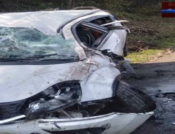 अनियंत्रित होकर सड़क पर पलटी कार, कार सवार सभी लोग सुरक्षित 4 Hello Uttarakhand News »