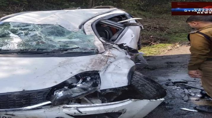 अनियंत्रित होकर सड़क पर पलटी कार, कार सवार सभी लोग सुरक्षित 1 Hello Uttarakhand News »