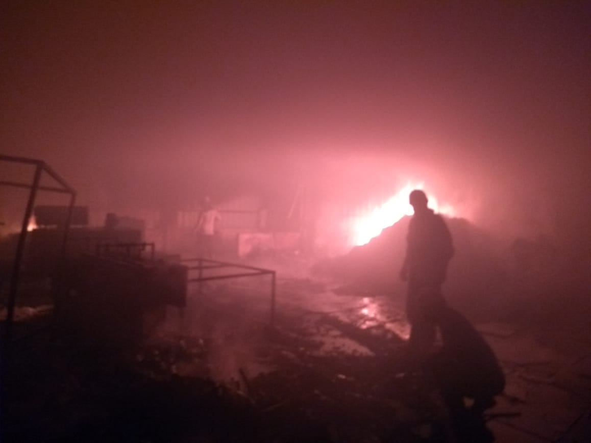 नील इंटरप्राइज़िज़ में भीषण आग, आग पर पाया गया क़ाबू, नहीं हुई कोई जनहानि 2 नील इंटरप्राइज़िज़ में भीषण आग, आग पर पाया गया क़ाबू, नहीं हुई कोई जनहानि 2 Hello Uttarakhand News »