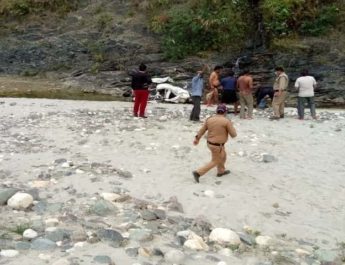 ऑल्टो कार अनियंत्रित होकर 200 मीटर गहरी खाई में जा गिरी, 1 की मोत, 4 घायल 7 Hello Uttarakhand News »