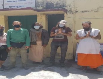 गरुड चट्टी, लक्ष्मण जुला में 06 मिले विदेशी नागरिक, छुपे थे पत्थरों की गुफा में, भेजा गया संगरोध केंद्र 2 Hello Uttarakhand News »