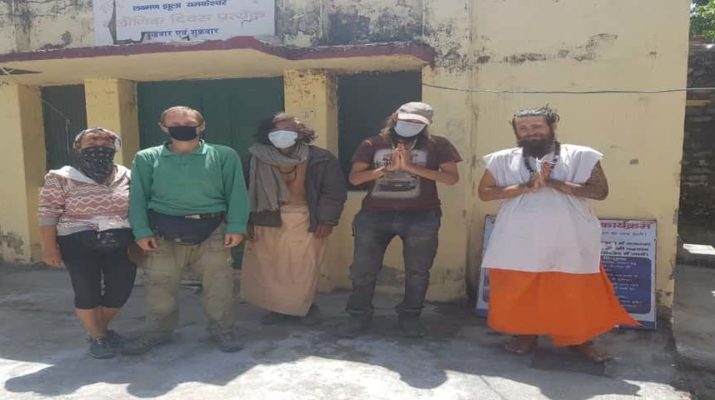 गरुड चट्टी, लक्ष्मण जुला में 06 मिले विदेशी नागरिक, छुपे थे पत्थरों की गुफा में, भेजा गया संगरोध केंद्र 1 Hello Uttarakhand News »