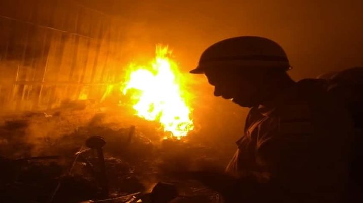 नील इंटरप्राइज़िज़ में भीषण आग, आग पर पाया गया क़ाबू, नहीं हुई कोई जनहानि 1 नील इंटरप्राइज़िज़ में भीषण आग, आग पर पाया गया क़ाबू, नहीं हुई कोई जनहानि 1 Hello Uttarakhand News »