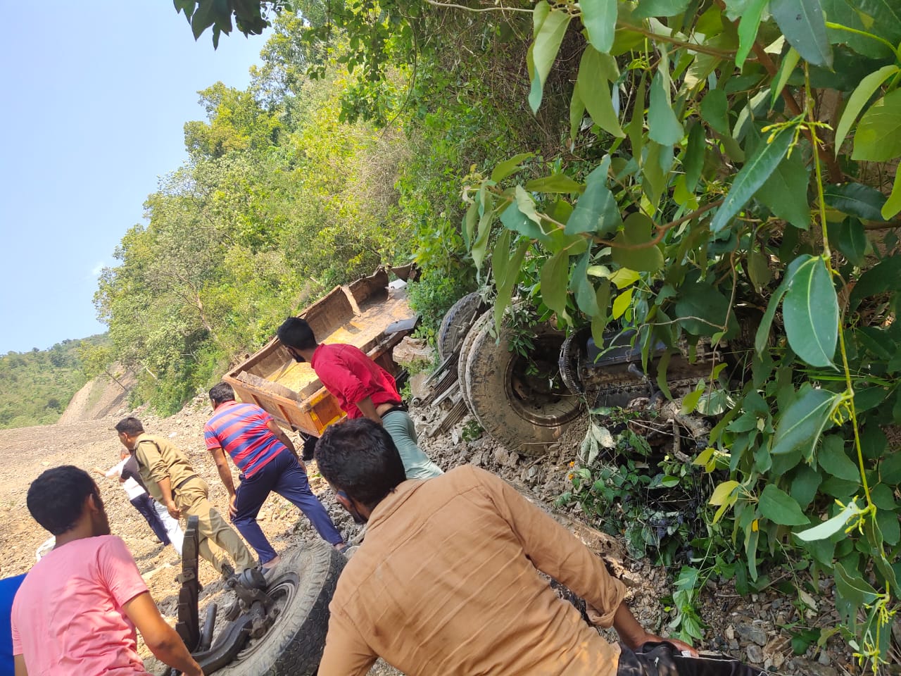 टिप्पर अनियंत्रित होकर खाई में जा गिरा, चालक की मौत 2 टिप्पर अनियंत्रित होकर खाई में जा गिरा, चालक की मौत 2 Hello Uttarakhand News »