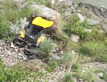 यमुनोत्री मार्ग पर 300 मीटर नीचे गहरी खाई में गिरी जेसीबी, चालक की बाल बाल बची जान 2 Hello Uttarakhand News »