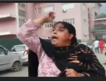 Video: कश्मीर के अनंतनाग में एक और कश्मीरी पंडित की हुई हत्या, 17 वर्षों में किसी कश्मीरी पंडित की आतंकियों द्वारा की गई हत्या की यह पहली वारदात 4 Hello Uttarakhand News »