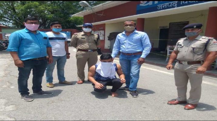 एसओजी व कोतवाली पिथौरागढ़ ने लगभग डेढ़ किलोग्राम अवैध चरस के साथ एक अभियुक्त को किया गिरफ्तार 1 Hello Uttarakhand News »