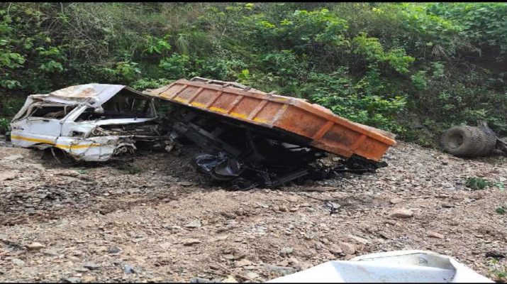 टिप्पर अनियंत्रित होकर खाई में जा गिरा, चालक की मौत 1 टिप्पर अनियंत्रित होकर खाई में जा गिरा, चालक की मौत 1 Hello Uttarakhand News »