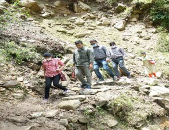 जिलाधिकारी रंजना राजगुुरू ने 12 किमी पैदल चलकर आपदा के दृष्टि से संवेदनशील व दुर्गम गॉव में जाकर विभिन्न कार्यों का किया निरीक्षण 2 Hello Uttarakhand News »