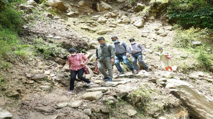 जिलाधिकारी रंजना राजगुुरू ने 12 किमी पैदल चलकर आपदा के दृष्टि से संवेदनशील व दुर्गम गॉव में जाकर विभिन्न कार्यों का किया निरीक्षण 1 Hello Uttarakhand News »