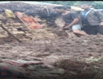 उत्तराखंड: द्वाराहाट में भारी बारिश से गिरा दो मंजिला मकान, तीन की मौत, एक घायल 7 Hello Uttarakhand News &raquo;