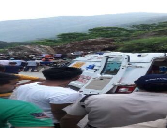 राष्ट्रीय राजमार्ग बलुवाकोट के पास चट्टान खिसकने से चपेट में आया एक वाहन नदी में समाया 4 Hello Uttarakhand News »