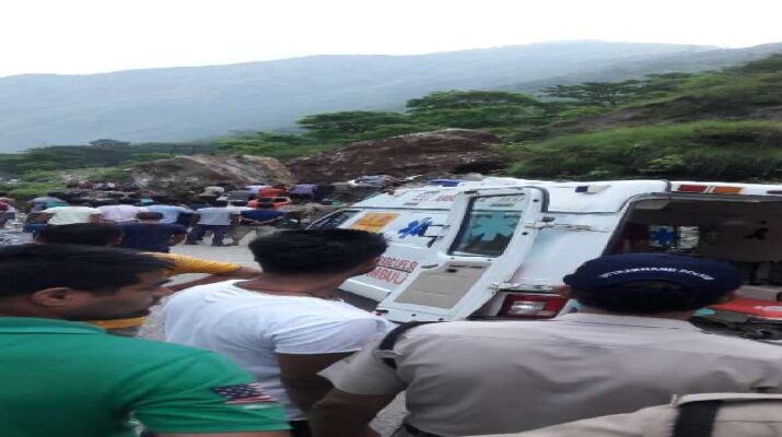 राष्ट्रीय राजमार्ग बलुवाकोट के पास चट्टान खिसकने से चपेट में आया एक वाहन नदी में समाया 1 Hello Uttarakhand News »