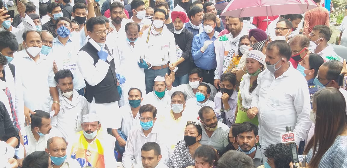 राजभवन कूच में उमड़ा कांग्रेसियों का जन सैलाब, पुलिस व कांग्रेसी कार्यकर्ताओं में धक्का मुक्की 3 राजभवन कूच में उमड़ा कांग्रेसियों का जन सैलाब, पुलिस व कांग्रेसी कार्यकर्ताओं में धक्का मुक्की 3 Hello Uttarakhand News »