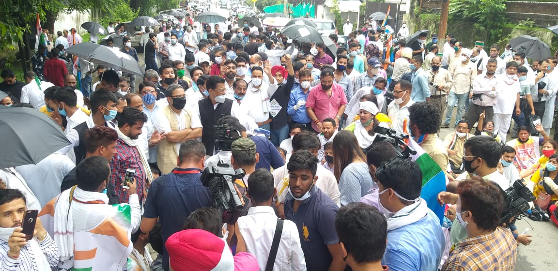 राजभवन कूच में उमड़ा कांग्रेसियों का जन सैलाब, पुलिस व कांग्रेसी कार्यकर्ताओं में धक्का मुक्की 2 राजभवन कूच में उमड़ा कांग्रेसियों का जन सैलाब, पुलिस व कांग्रेसी कार्यकर्ताओं में धक्का मुक्की 2 Hello Uttarakhand News »