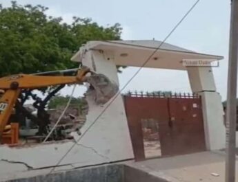 8 पुलिसकर्मियों की हत्या करने वाले विकास दुबे की ही जेसीबी से ढहा दिया गया उसका मकान, चौबेपुर थाने के दरोगा को किया गया बर्खास्‍त 2 Hello Uttarakhand News »