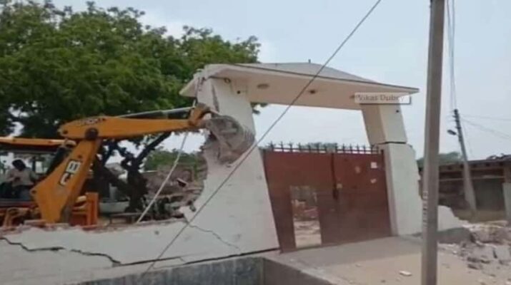 8 पुलिसकर्मियों की हत्या करने वाले विकास दुबे की ही जेसीबी से ढहा दिया गया उसका मकान, चौबेपुर थाने के दरोगा को किया गया बर्खास्त 11 8 पुलिसकर्मियों की हत्या करने वाले विकास दुबे की ही जेसीबी से ढहा दिया गया उसका मकान, चौबेपुर थाने के दरोगा को किया गया बर्खास्त 11 Hello Uttarakhand News »