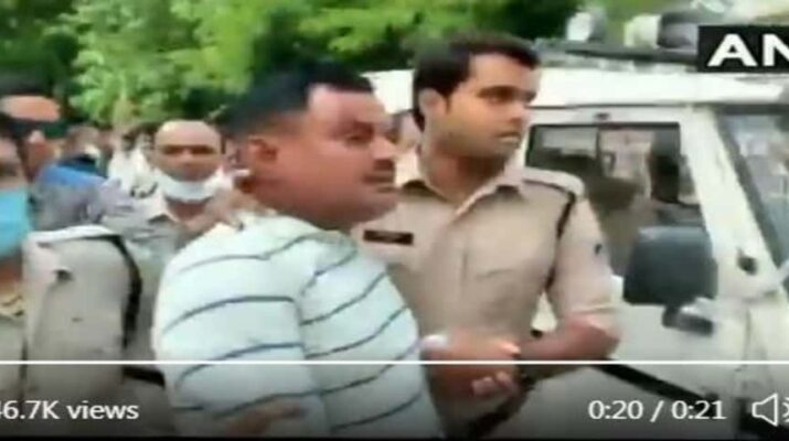 Video: आठ पुलिसकर्मियों की हत्या करने वाला कुख्यात गैंगस्टर विकास दुबे पकड़ा गया, उज्जैन के महाकाल मंदिर में दर्शन के दौरान पुलिस ने धरा 1 Hello Uttarakhand News »