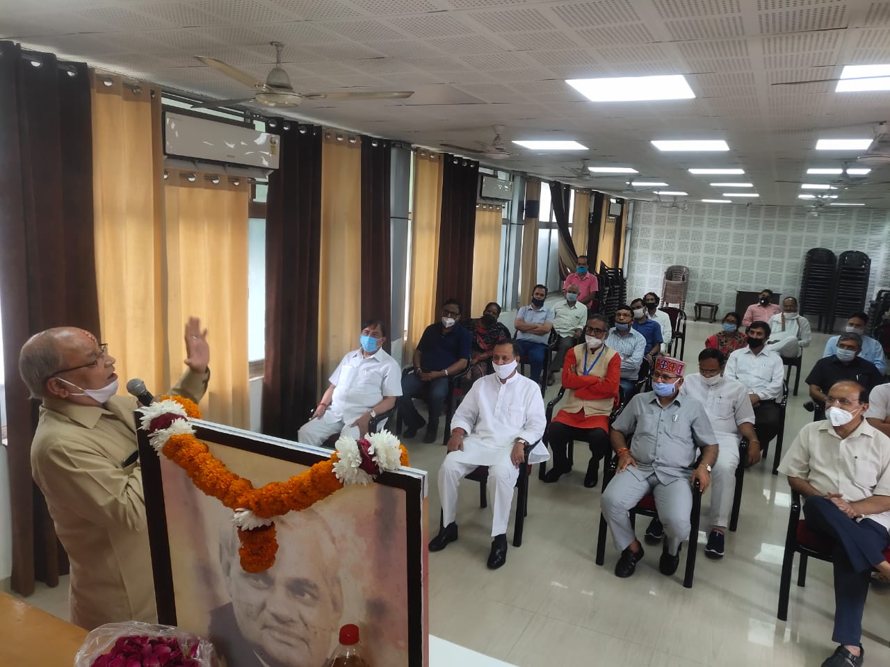 भाजपा प्रदेश कार्यालय पर स्वर्गीय अटल बिहारी वाजपेयी को उनकी पुण्यतिथि पर दी गई श्रद्धांजलि 2 भाजपा प्रदेश कार्यालय पर स्वर्गीय अटल बिहारी वाजपेयी को उनकी पुण्यतिथि पर दी गई श्रद्धांजलि 2 Hello Uttarakhand News »