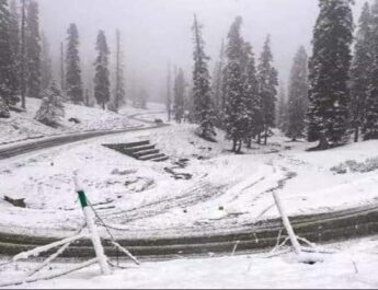 Jammu & Kashmir: Gulmarg receives the first snowfall of the season 3 Hello Uttarakhand News »