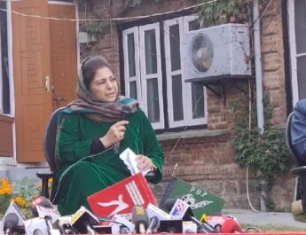 Jammu & Kashmir: Mehbooba Displays Flag Of Erstwhile J&K State In Her Presser 3 Hello Uttarakhand News »