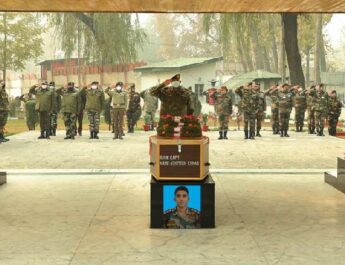 Jammu & Kashmir: Army paid tribute to Captain Ashutosh Kumar, Havildar CH Parveen Kumar and Sepoy Ryada Maheshwar who made the supreme sacrifice on 08 November 4 Hello Uttarakhand News »