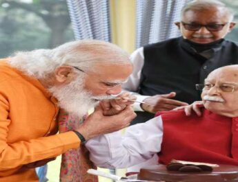 93 साल के हुए आडवाणी, प्रधानमंत्री ने आडवाणी के घर जाकर जन्मदिन की बधाई दी, प्रधानमंत्री ने आडवाणी के पैर छूकर लिया आशीर्वाद 2 Hello Uttarakhand News »