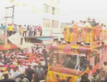 Video: हैदराबाद में गृह मंत्री अमित शाह का ज़बरदस्त रोड शो, ओवैसी के गढ़ में भी दी दस्तक 5 Hello Uttarakhand News »