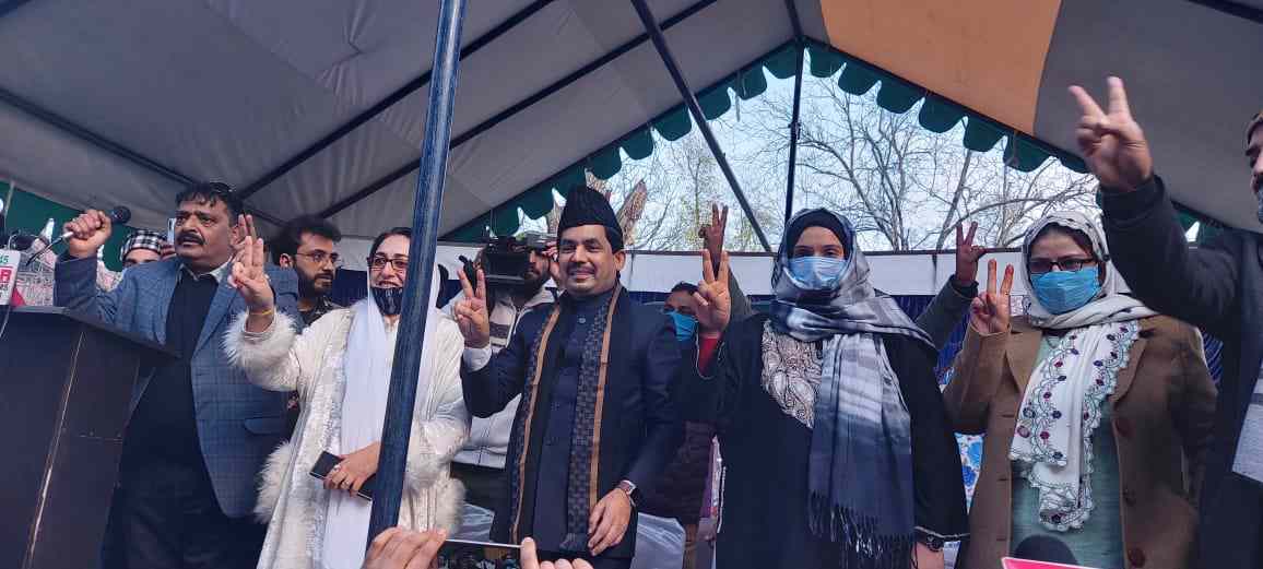 Jammu & Kashmir: Warmly Received by Enthusiastic workers and public amidst sloganeering like "Shanawaz zindabaad Modi Zindabaad, BJP zindabaad" 4 Hello Uttarakhand News »