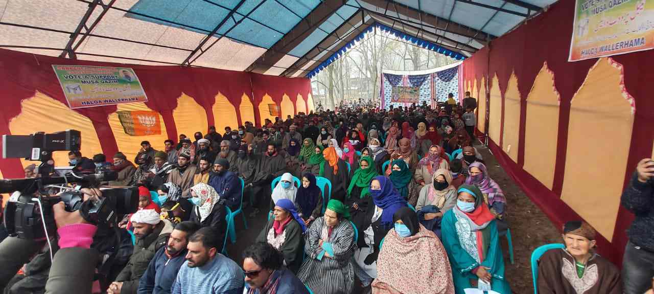 Jammu & Kashmir: Warmly Received by Enthusiastic workers and public amidst sloganeering like "Shanawaz zindabaad Modi Zindabaad, BJP zindabaad" 3 Hello Uttarakhand News »