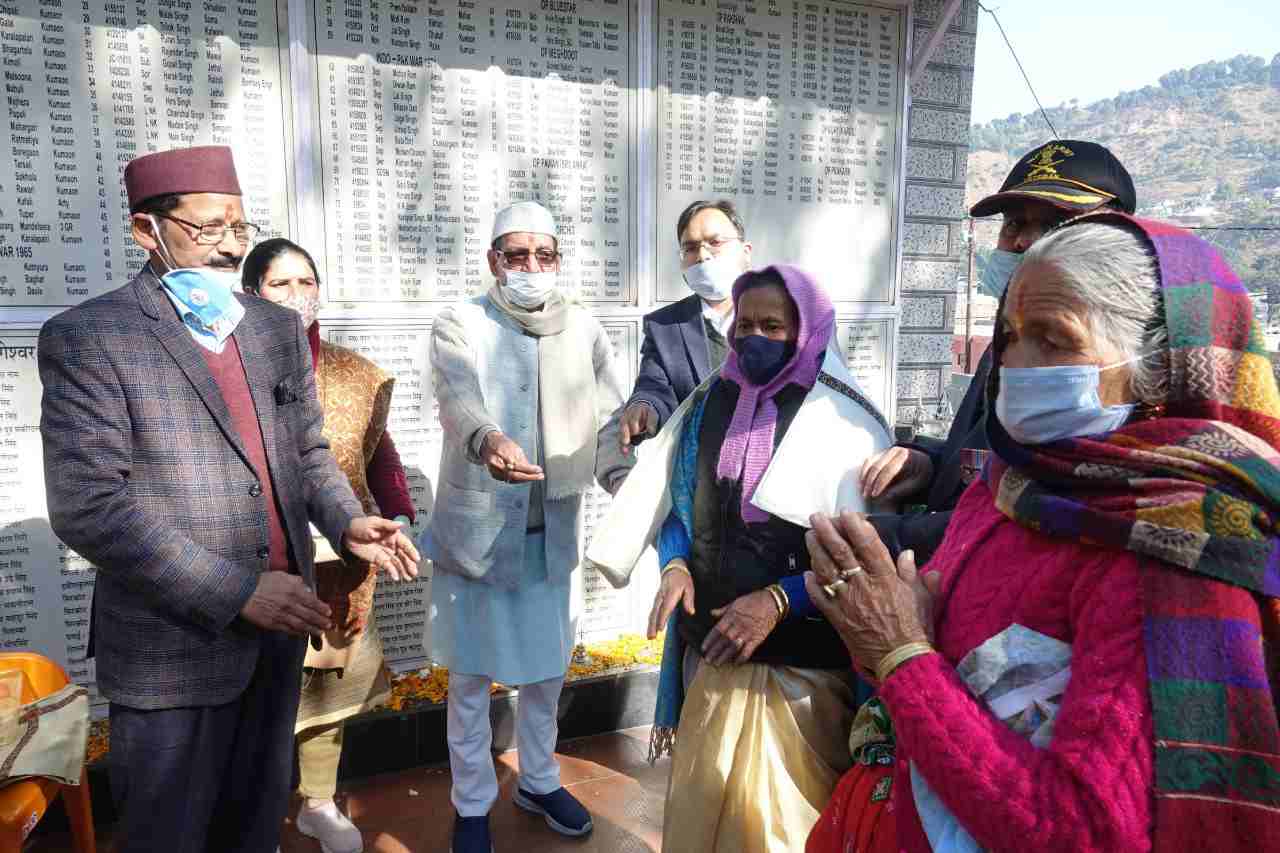 विजय दिवस: शहीद स्थल स्मारक तहसील परिसर बागेश्वर में श्रृद्धांजलि कार्यक्रम हुआ आयोजित, उपजिलाधिकारी बागेश्वर ने किए श्रृद्धासुमन अर्पित 2 Hello Uttarakhand News »