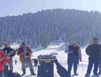 J&K: Directorate of Tourism's live musical weekend at Gulmarg, All slopes now open for Skiers, Ski Patrol Team in place 2 Hello Uttarakhand News &raquo;