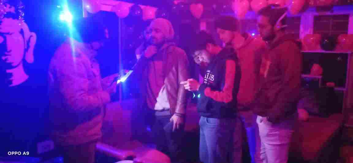 अवैध रूप से हुक्का पिलाने पर 11 हुक्का बार/रेस्टोरेंट संचालको के विरुद्ध हुई कार्यवाही 2 Hello Uttarakhand News »