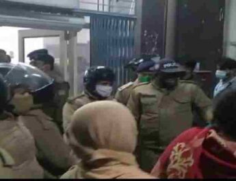 पटेल नगर: घर में घुसकर चाकू से गर्दन व सीने पर वार कर की हत्या, 3 घंटे के अंदर घटना में नामजद फरार हत्यारोपी गिरफ्तार 4 Hello Uttarakhand News »