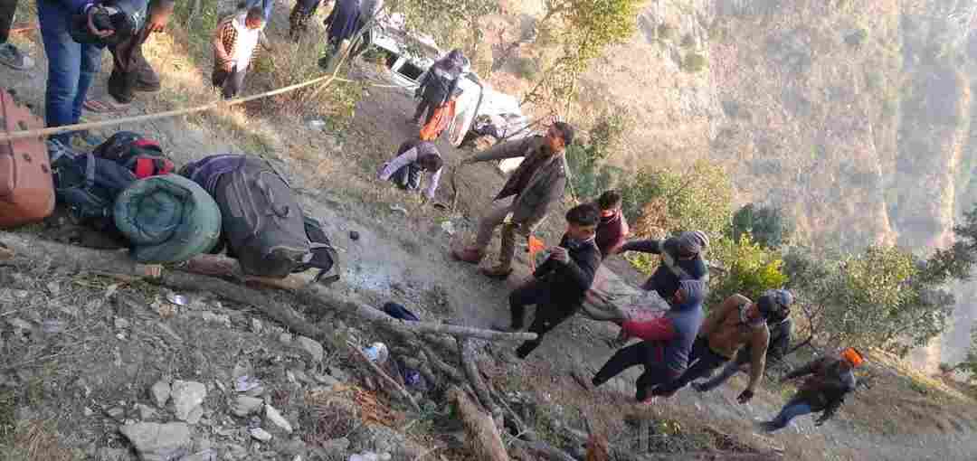 दिल्ली से द्वाराहाट आ रही टाटा सूमो बनकोटा मछौड़ के पास अनियंत्रित होकर 50 मीटर खाई में जा गिर, 2 की मौत, 5 घायल 2 Hello Uttarakhand News »