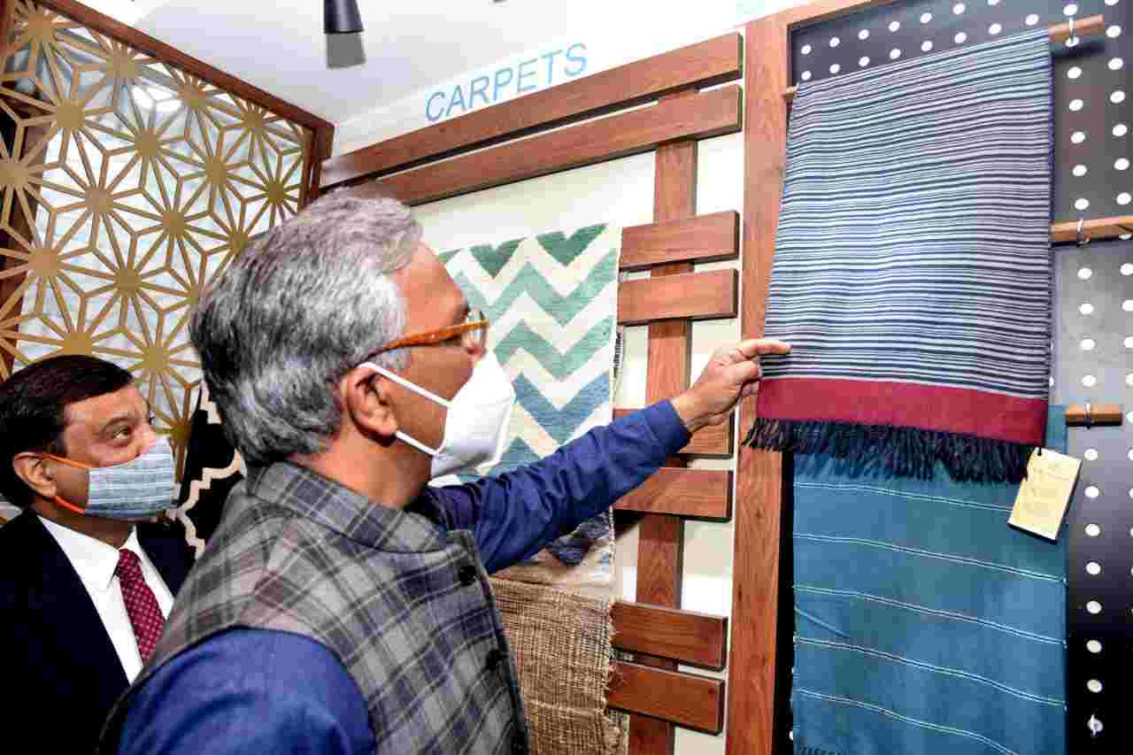 दिल्ली स्थित उत्त्तराखण्ड सदन में उत्तराखंड हथकरघा एवं हस्तशिल्प विकास परिषद के हिमाद्रि एम्पोरियम का हुआ उद्घाटन 2 Hello Uttarakhand News »