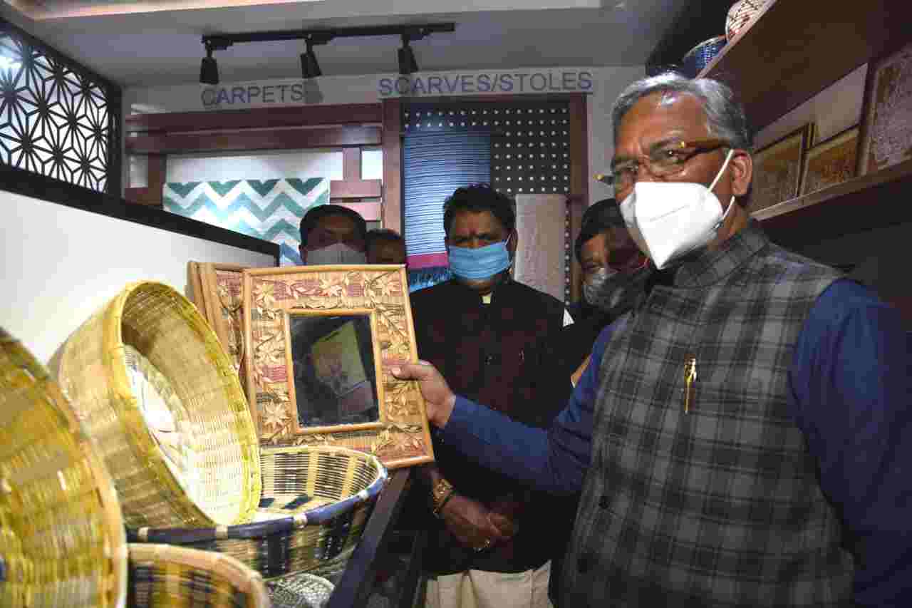 दिल्ली स्थित उत्त्तराखण्ड सदन में उत्तराखंड हथकरघा एवं हस्तशिल्प विकास परिषद के हिमाद्रि एम्पोरियम का हुआ उद्घाटन 3 Hello Uttarakhand News »