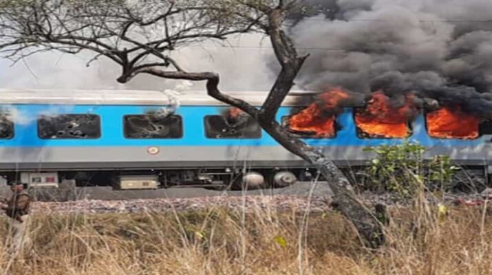 दिल्ली-देहरादून जन शताब्दी एक्सप्रेस की एक बोगी में लगी भयानक आग, सभी यात्री सुरक्षित 1 Hello Uttarakhand News »