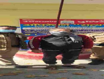 SBI बैंक से 40 लाख रुपए की धोखाधडी मे शामिल फरार शातिर अभियुक्त नवीन गर्ग गिरफ्तार, वाहन की फर्जी आर सी व फर्जी कागज बैंक मे जमा कर बिना वाहन खरीदे ही लिया गया लोन 2 Hello Uttarakhand News »