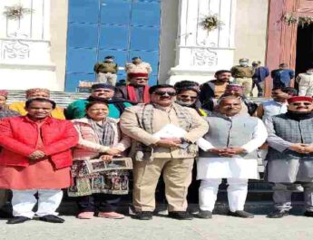 जिला पंचायत अध्यक्ष के पति ने कहा कि आप बिन बुलाए बैठक में आए हैं और व्यवधान डाल रहे हैं, आपको भविष्य में भी कभी बैठक में नहीं बुलाया जाएगा चले जाओ? जो करना है कर लो-भाजपा विधायक राजेश शुक्ला 2 Hello Uttarakhand News »