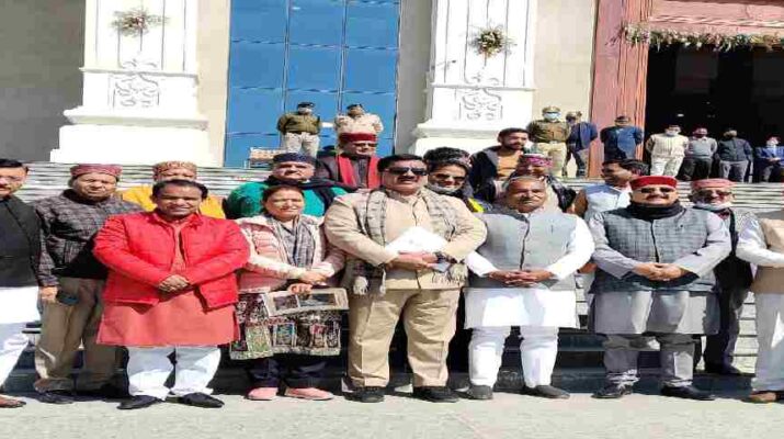 जिला पंचायत अध्यक्ष के पति ने कहा कि आप बिन बुलाए बैठक में आए हैं और व्यवधान डाल रहे हैं, आपको भविष्य में भी कभी बैठक में नहीं बुलाया जाएगा चले जाओ? जो करना है कर लो-भाजपा विधायक राजेश शुक्ला 1 Hello Uttarakhand News »