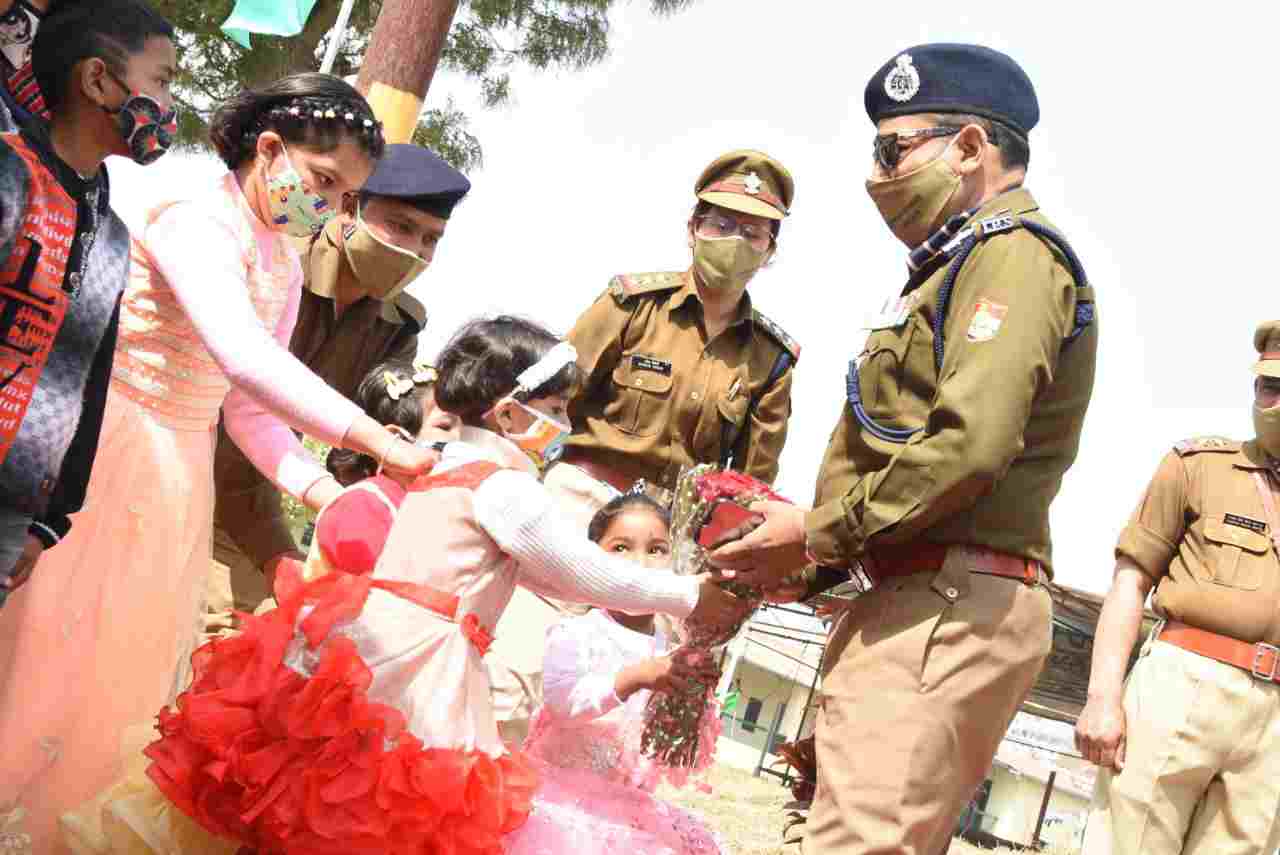 पुलिस महानिदेशक, अशोक कुमार आज पिथौरागढ़ के दौरे पर, विभिन्न समस्याओं का किया मौके पर ही समाधान 2 पुलिस महानिदेशक, अशोक कुमार आज पिथौरागढ़ के दौरे पर, विभिन्न समस्याओं का किया मौके पर ही समाधान 2 Hello Uttarakhand News »
